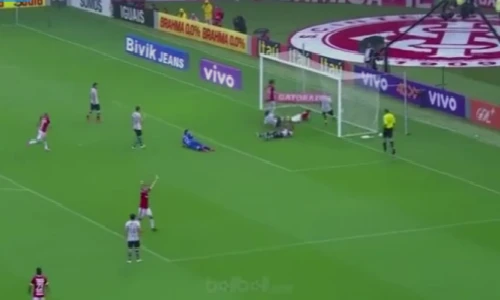 Thủ môn và hậu vệ phối hợp giúp đội bạn ghi bàn