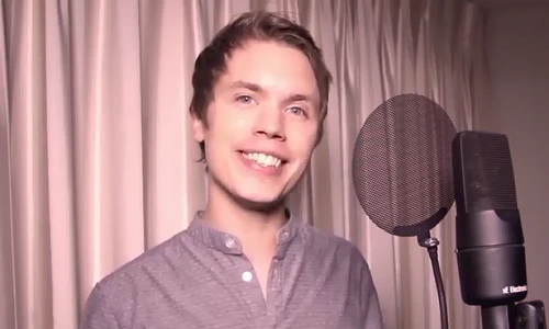 Chàng trai có giọng hát của 15 danh ca thế giới