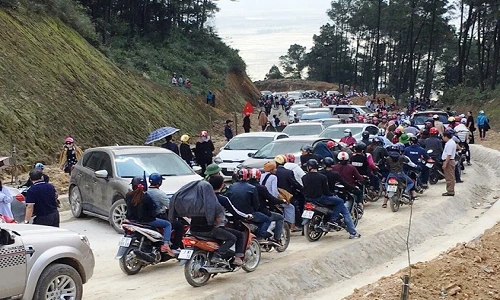 Ôtô xếp hàng 5 km lên chùa Đại Tuệ trong ngày khai bút
