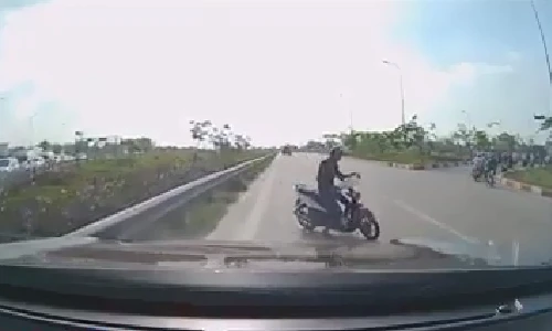 Ô tô lì lợm không cho xe máy đi ngược chiều