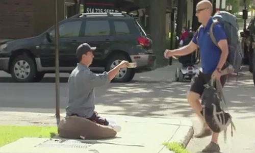 Người ăn xin lợi dụng lòng tốt và cái kết bất ngờ