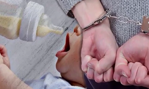 Giúp việc pha nước tiểu vào sữa của em bé suốt nửa năm