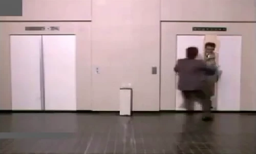 Clip hài hước: Người đàn ông bị thang máy chơi xấu