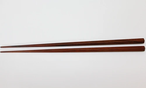 Cách đơn giản kiểm tra đũa gỗ nhà bạn nhuộm hóa chất không