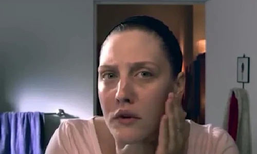 Cô gái tự phẫu thuật thẩm mỹ thu hút hàng triệu lượt xem