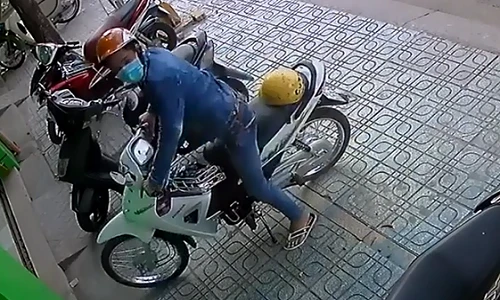 Nữ nhân viên bất lực nhìn trộm bỏ đi cùng chiếc xe Wave