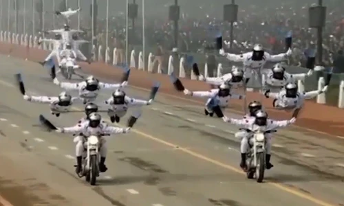 Mãn nhãn màn diễu hành bằng mô tô siêu khủng tại Ấn Độ