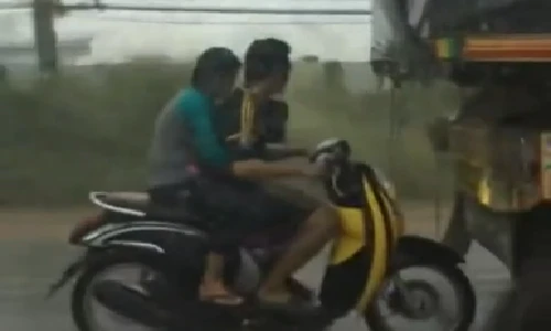 Thót tim với chiêu tránh mưa có một không hai