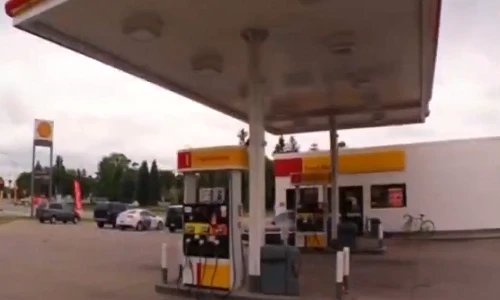 Kỳ lạ trạm xăng chỉ giảm giá cho người mang súng