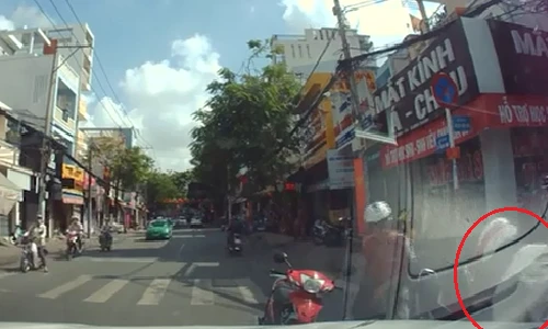 Gây tai nạn cho 2 cụ già, tài xế xe máy thờ ơ bỏ đi