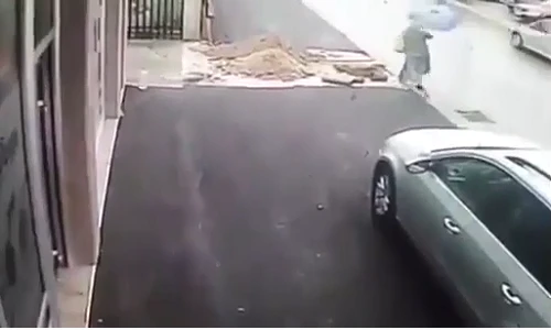 Hãi hùng cảnh cụ bà thụt chân rơi xuống hố