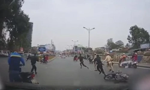 Clip thanh niên tông ngã cảnh sát cơ động rồi bỏ xe chạy trốn