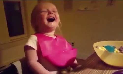 Clip bé gái cười nắc nẻ chê bố nói sai hút triệu lượt xem