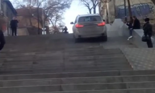 Xe BMW leo cầu thang dành cho người đi bộ