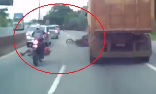 Clip: Người đi bộ gây tai nạn kinh hoàng trên đường