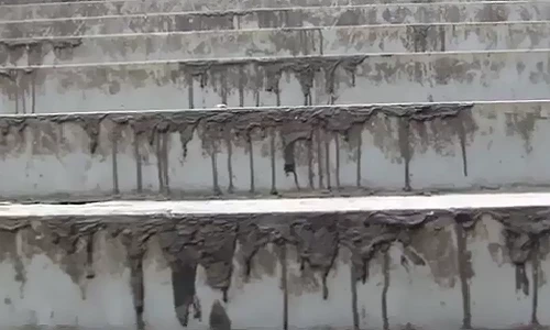 Cầu đi bộ ở Hà Nội chảy nhựa nhem nhuốc trong nắng nóng