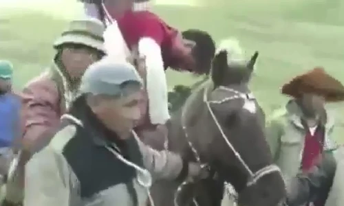 6 người thương vong vì lấy may bằng cách dùng roi và ném đá