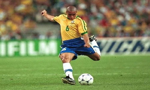 Những pha ghi bàn dị biệt đẹp nhất của Roberto Carlos