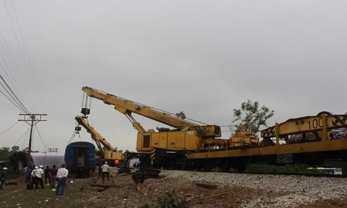 Vụ lật tàu tại Huế: Đưa thêm 2 toa xe về ga Thừa Lưu