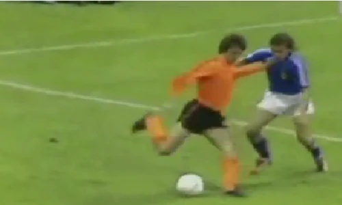 Làm thế nào để quặt bóng "thần thánh" như Johan Cruyff?