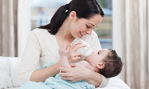 Cách pha sữa công thức chuẩn tránh táo bón cho bé