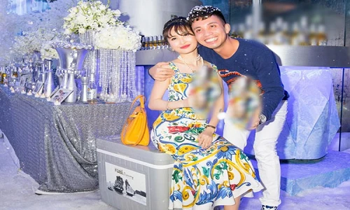 Minh Nhựa mang tuyết Bắc Cực về tổ chức sinh nhật cho vợ