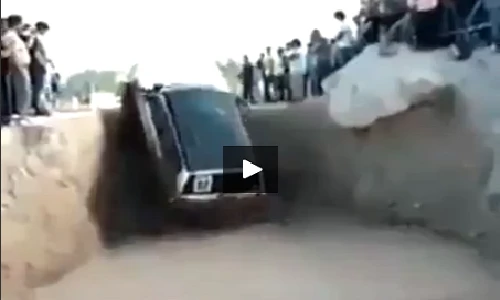 Ngỡ ngàng với màn biểu diễn với xe ô tô tuyệt đỉnh