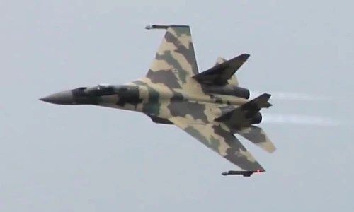 Lác mắt với tuyệt kỹ nhào lộn của thần chết trên không Su-35S