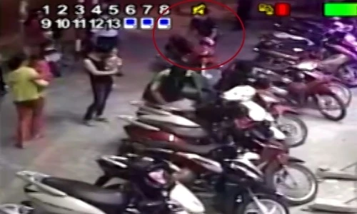 Trộm đánh lừa bảo vệ, ngang nhiên lấy xe trong siêu thị