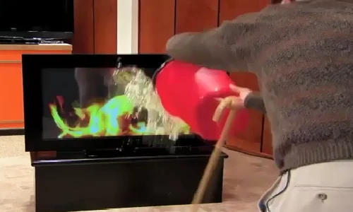 Cười xuyên Việt: Dội nước vào ti vi để chữa cháy