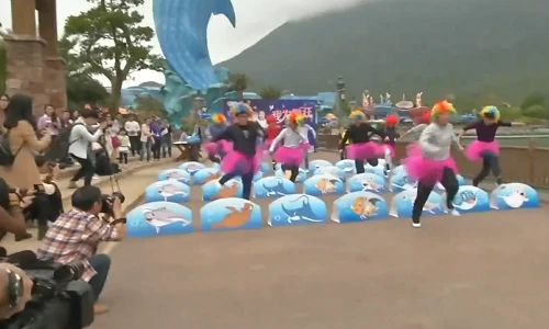 Đàn ông Trung Quốc vật vã đi giày cao gót mừng ngày 8/3