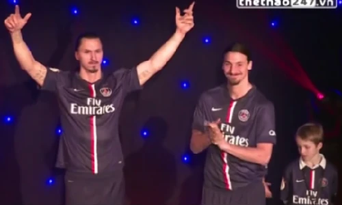 Siêu sao Ibrahimovic phát điên với tượng sáp giống hệt mình