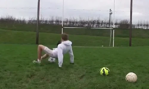 Cười vỡ bụng với những pha bóng nghiệp dư khó đỡ