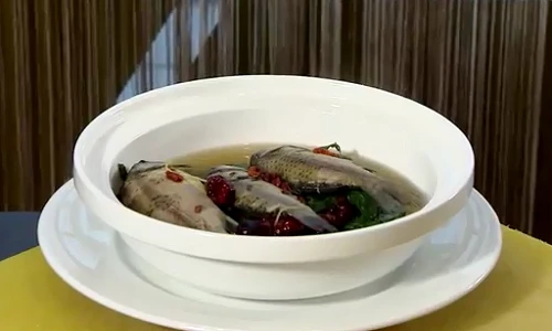 Cách nấu canh cá diếc ngải cứu giúp phục hồi sức khỏe