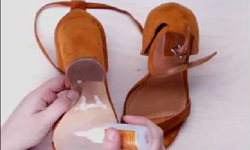 Mẹo làm đế giày dép hết trơn cực đơn giản
