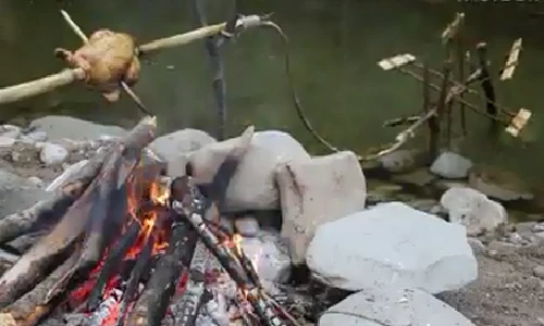 Tận mắt cảnh dùng nước sông để nướng thịt