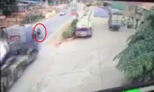 Xe máy bị nuốt trọn vào gầm container vì sang đường ẩu