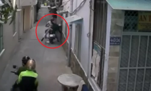 Cướp liều lĩnh thò tay giật dây chuyền vàng khi chủ nhà ngồi trong nhà