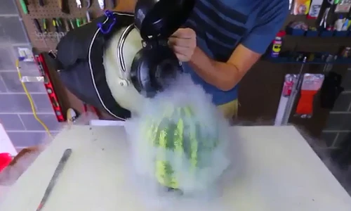 Cái kết bất ngờ khi đổ nitơ lỏng vào ruột dưa hấu