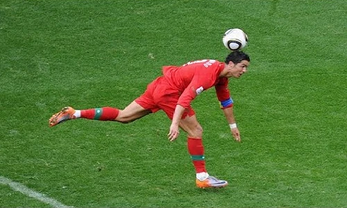 15 bàn thắng “không ngờ” nhất trong lịch sử bóng đá