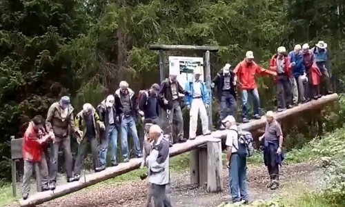 Thót tim với màn chơi bập bênh của các cụ già