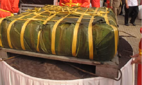 Cận cảnh gói bánh chưng khổng lồ 2,5 tấn dâng lễ Giỗ Tổ Hùng Vương