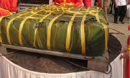 Cận cảnh gói bánh chưng khổng lồ 2,5 tấn dâng lễ Giỗ Tổ Hùng Vương