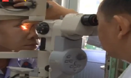 Cách sơ cứu khi bị chấn thương mắt do hóa chất, vật nhọn đâm