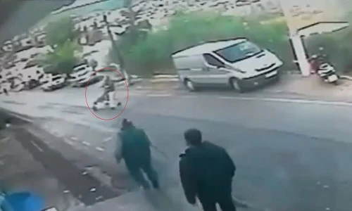 Thót tim giải cứu em bé trong nôi bị trượt dốc