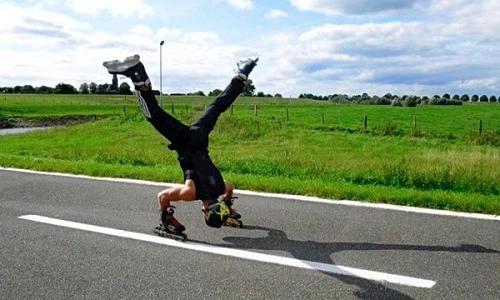 Trồng chuối trượt patin bằng tay không tin nổi