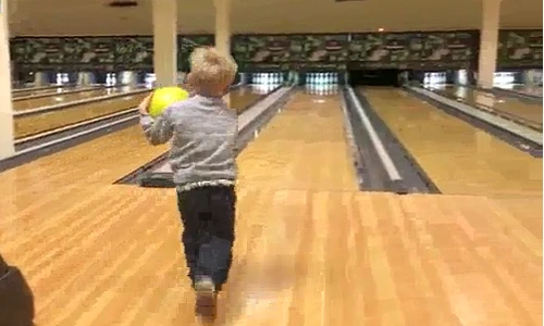 Cú ném bowling may mắn đến khó tin