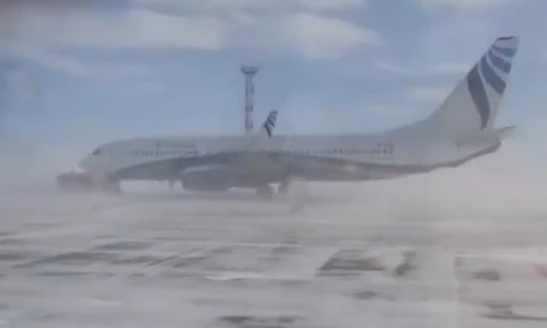 Kinh hoàng gió mạnh khiến Boeing 737 quay như chong chóng