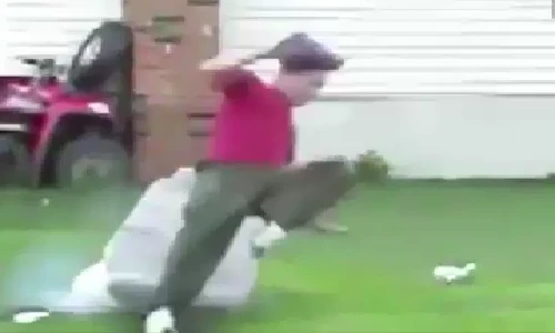 Cười té ghế với trò chơi nổ túi khí