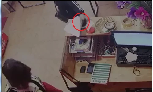 “Nữ quái” giở tiểu xảo, đánh cắp điện thoại bằng tập giấy trắng